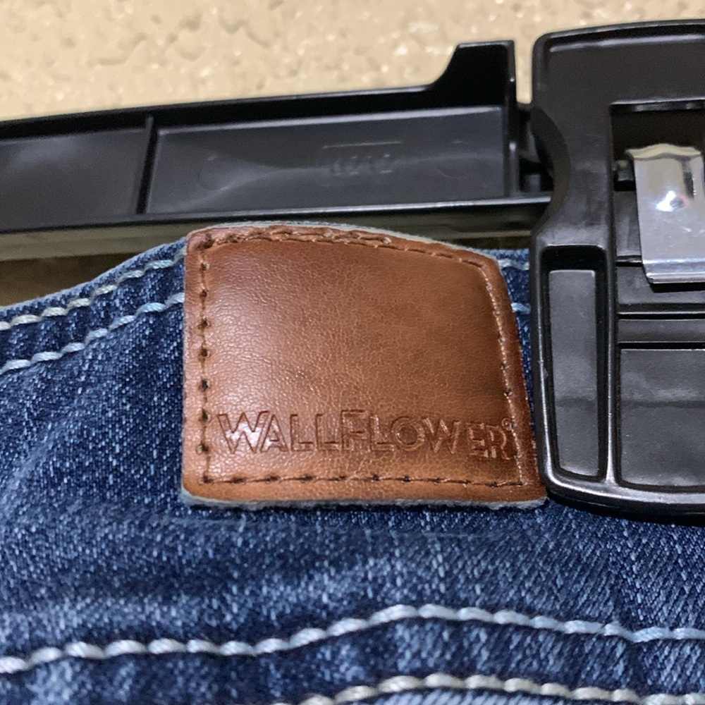 Wallflower Jeans 7 Reg Jr Blue Stretchy Bootcut Embroidered Back Flap Pockets - Picture 9 of 15